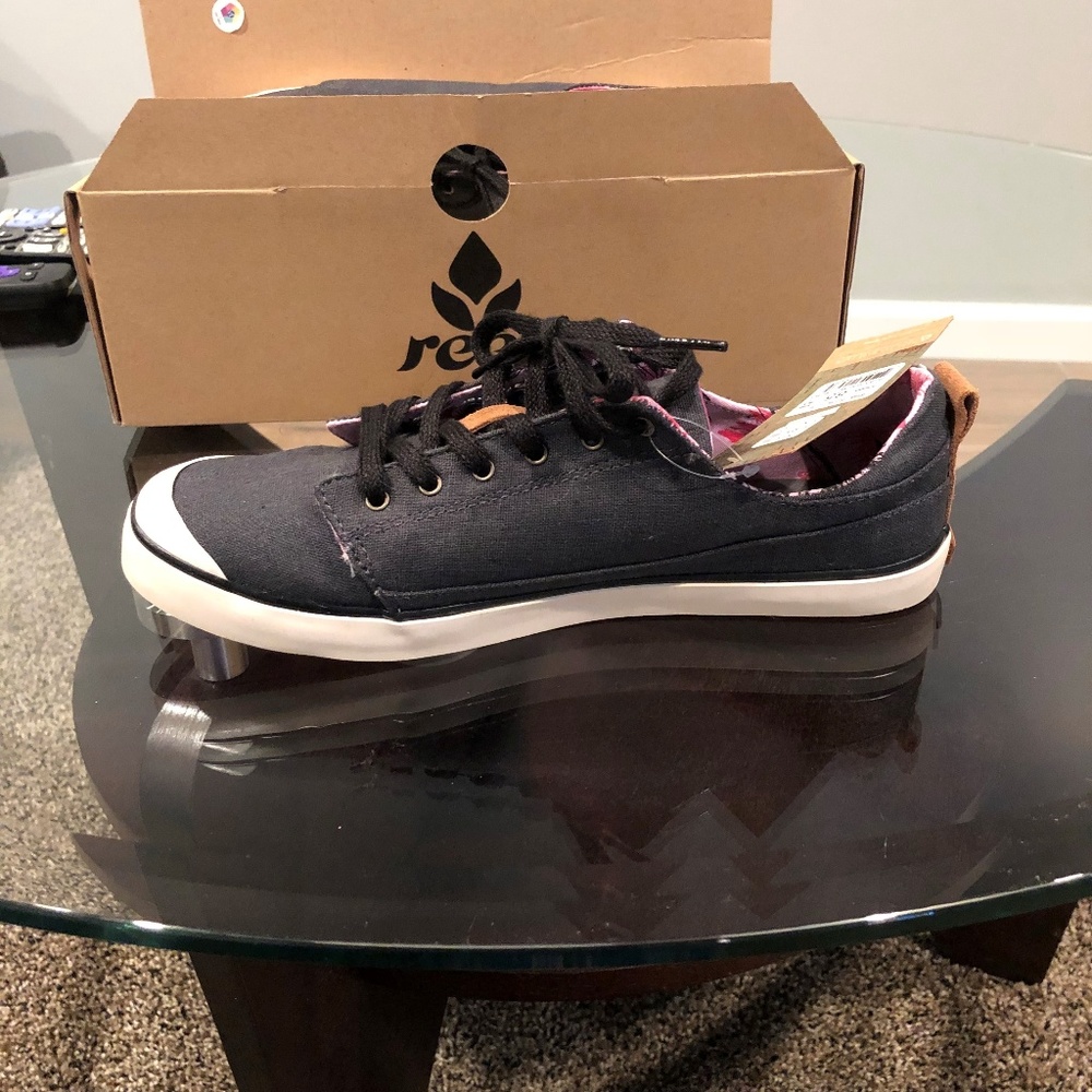 Women's walled low size 8.5 black shoes